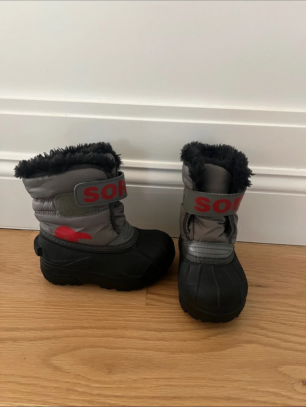 Sorel Kids Black & Gray Winter Boots with Red Logo Strap